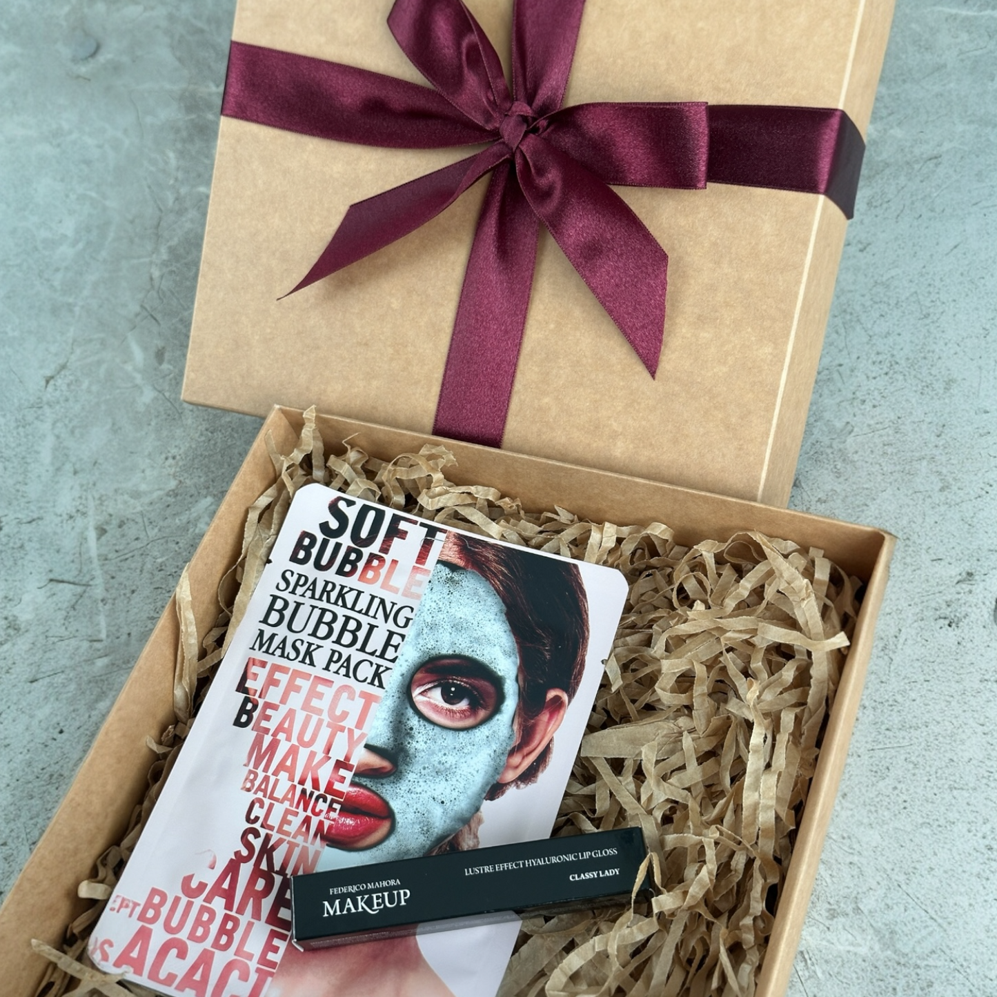 Dovanų rinkinys: Lūpų blizgis Classy Lady + veido kaukė