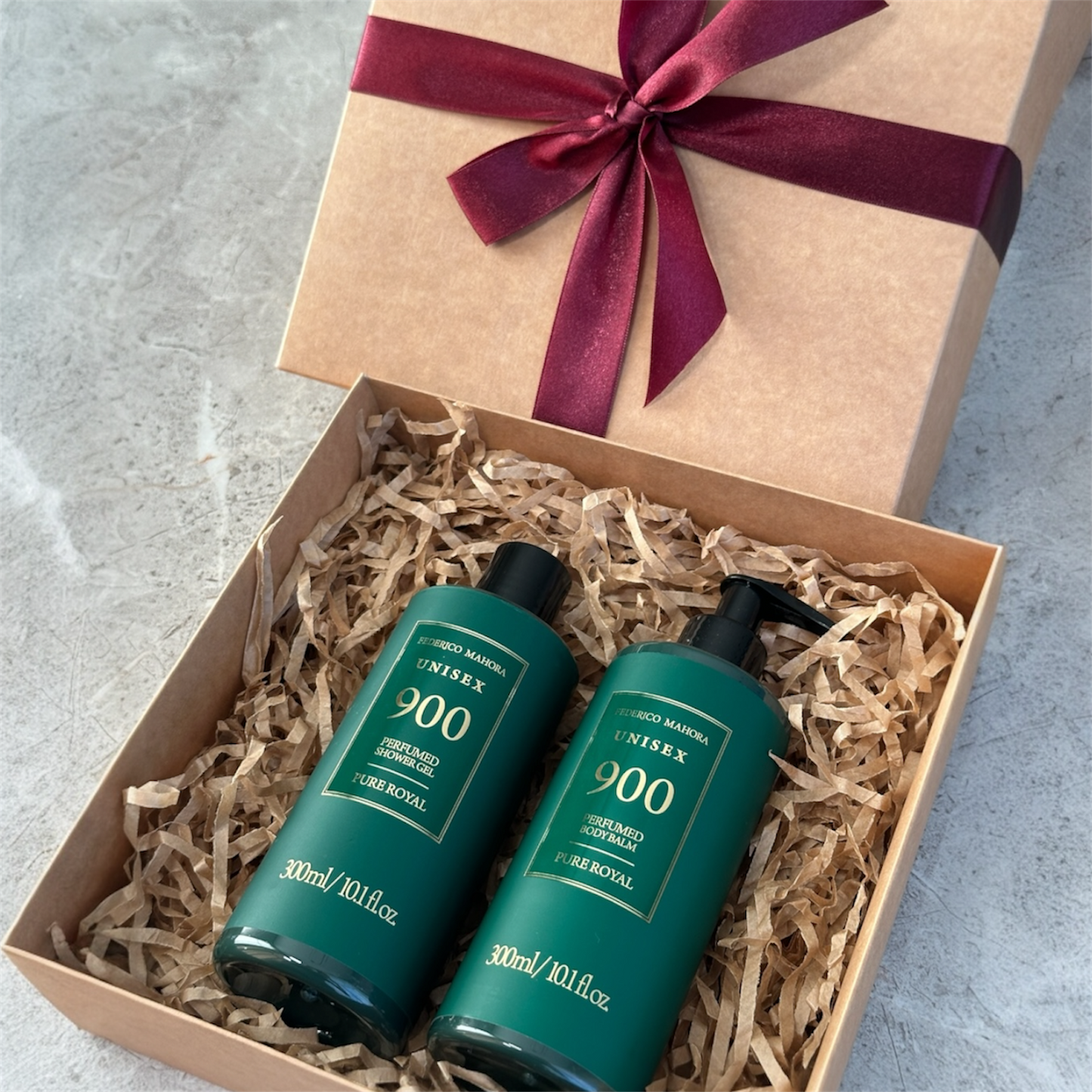 Dovanų rinkinys: 900 kvapo prausimosi gelis + 900 kūno balzamas