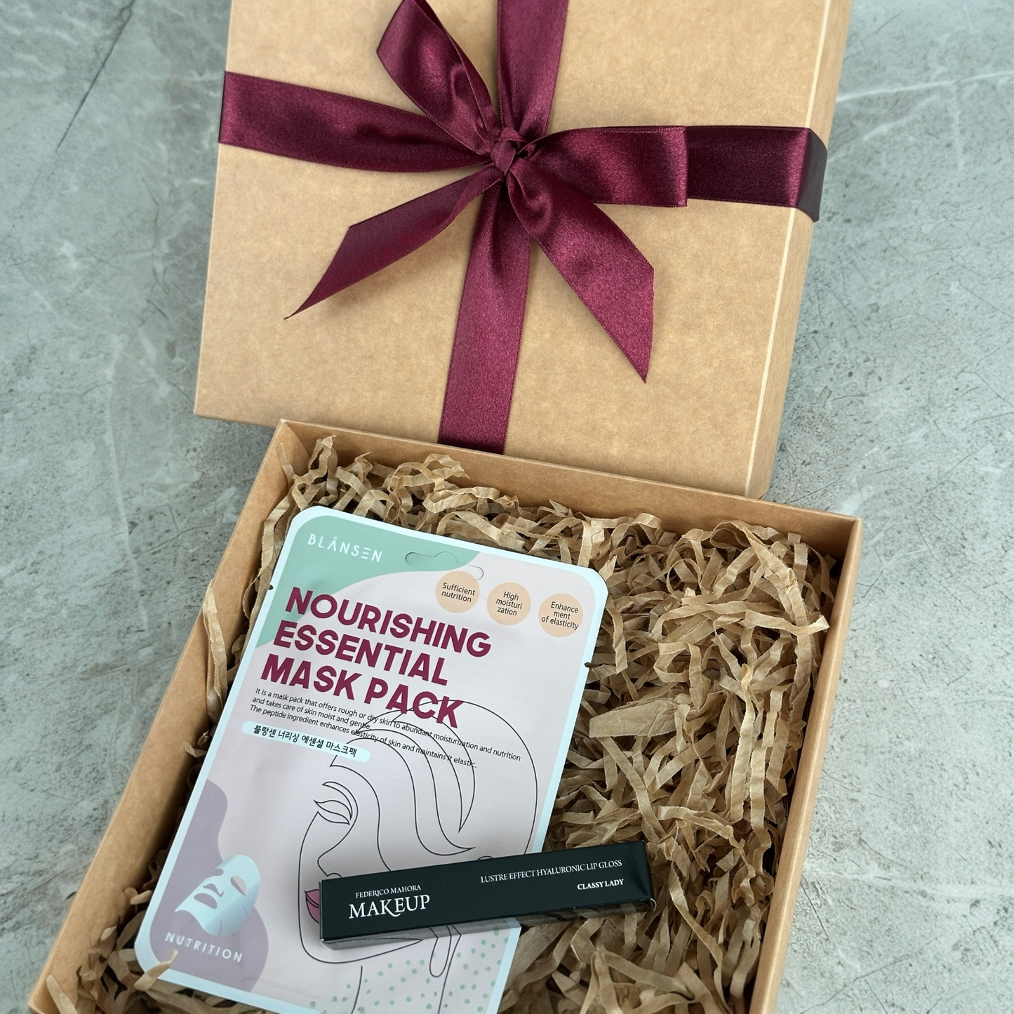 Dovanų rinkinys: Lūpų blizgis Classy Lady + veido kaukė