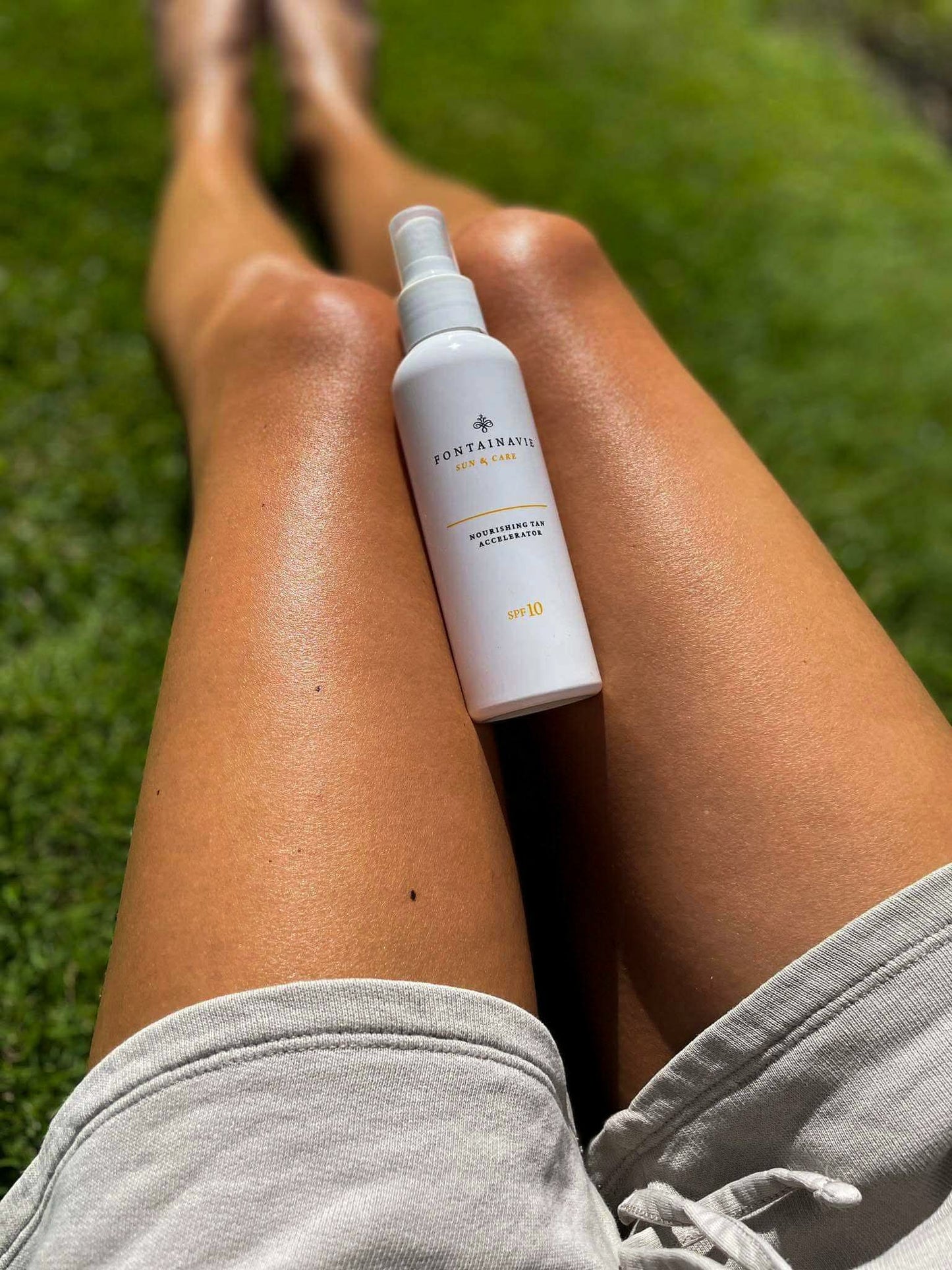 Dovanų rinkinys: Kvapni kūno ir plaukų dulksna + įdegį skatinanti priemonė su SPF10