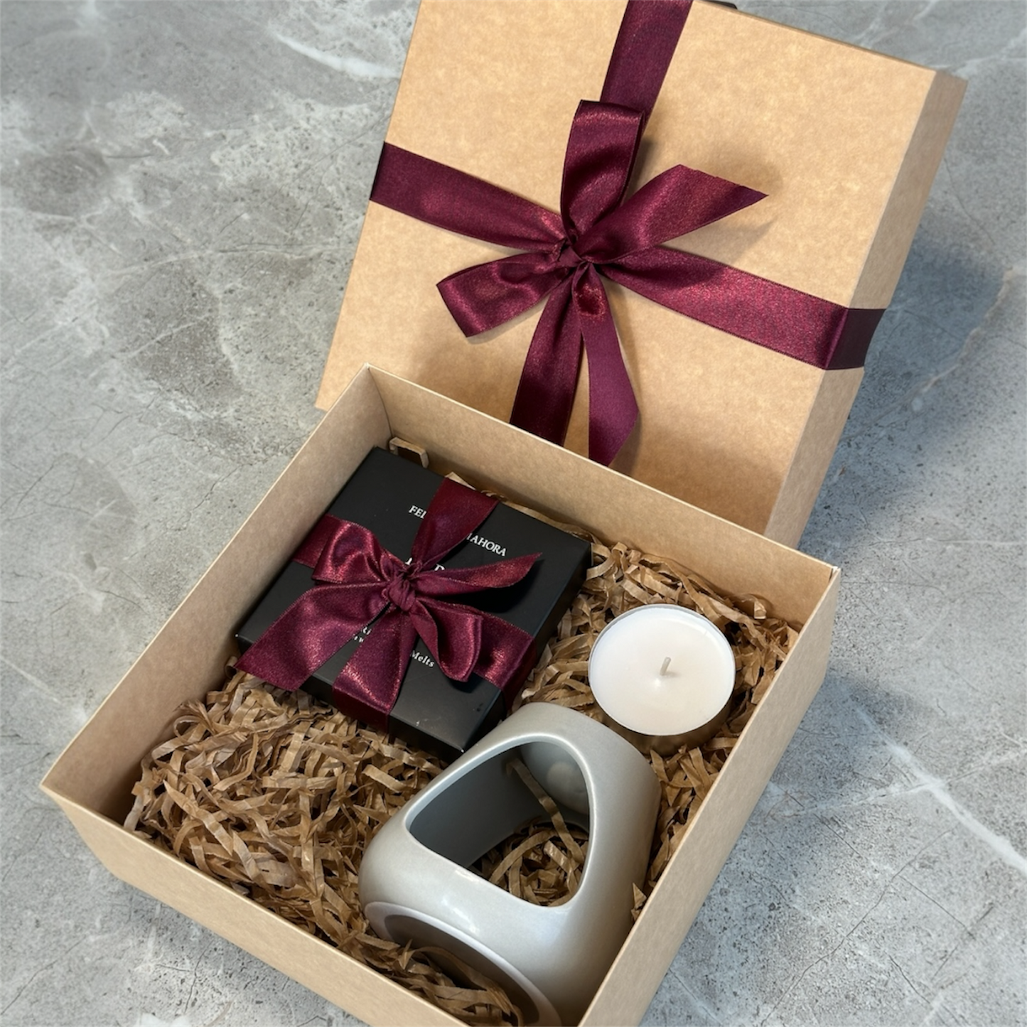 Dovanų rinkinys: Kvapnusis vaškas 472, žvakidė