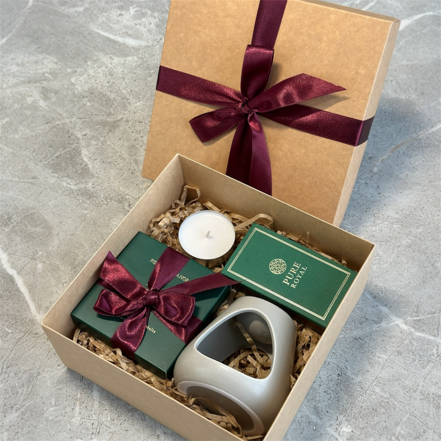 Dovanų rinkinys: Kvapnusis vaškas 900 kvapo, žvakidė, degtukai